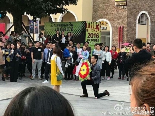 男子拿花圈当众求婚 求女友当时心里阴影(组图)
